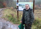 Wolfgang Nerb von der Regierung der Oberpfalz stellt die Pflegemaßnahmen im Naturschutzgebiet „Wald- und Heidelandschaften östlich von Bodenwöhr und Bruck i.d. OPf.“ vor.