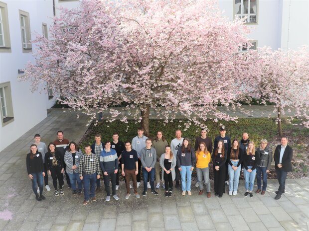 Zukünftige Anwärterinnen und Anwärter der 3. QE mit Regierungsvizepräsident Florian Luderschmid und dem Ausbildungsteam der Regierung der Oberpfalz