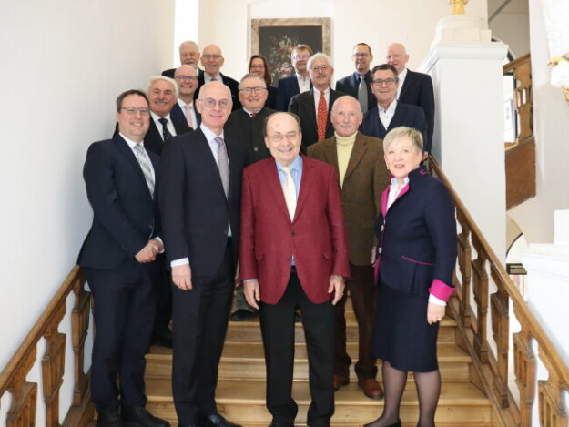 Dr. Wolfgang Kunert (vorne Mitte) mit Regierungspräsident Walter Jonas, Regierungsvizepräsident Florian Luderschmid, Regierungspräsidentin a.D. Brigitta Brunner und Gästen beim Empfang zu seinem 80. Geburtstag