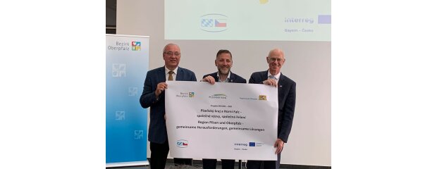 Gemeinsam gaben sie den Startschuss für das neue Projekt der Regionalkooperation Oberpfalz-Pilsen: Bezirkstagspräsident Franz Löffler, der Pilsener Regionspräsident Rudolf Špoták und Regierungspräsident Walter Jonas (v.li.) Gruppenbild Auftaktveranstaltung