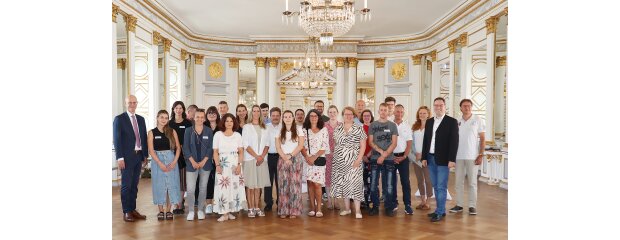 Regierungspräsident Walter Jonas und Regierungsvizepräsident Florian Luderschmid begrüßen die neuen Mitarbeiterinnen und Mitarbeiter an der Regierung der Oberpfalz Gruppenbild neue Mitarbeiter