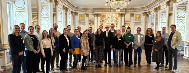 Regierungspräsident Walter Jonas und Regierungsvizepräsidentin Christiane Zürn heißen unsere neuen Kolleginnen und Kollegen offiziell willkommen und wünschen ihnen viel Erfolg und Freude bei ihren neuen Aufgaben Regierungspräsident Walter Jonas und Regierungsvizepräsidentin Christiane Zürn heißen unsere neuen Kolleginnen und Kollegen offiziell willkommen und wünschen ihnen viel Erfolg und Freude bei ihren neuen Aufgaben