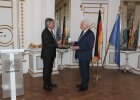 Regierungspräsident Axel Bartelt übergibt Josef Gruber, zweiter Bürgermeister der Stadt Burglengenfeld, die Kommunale Verdienstmedaille