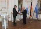 Regierungspräsident Axel Bartelt übergibt Georg Plecher, ehemaliges Mitglied des Stadtrats Burglengenfeld, die Kommunale Verdienstmedaille