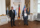 Regierungspräsident Axel Bartelt zusammen mit Albert Vogl, Mitglied des Marktgemeinderats Hohenfels