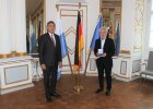 Regierungspräsident Axel Bartelt zusammen mit Josef Biebl, ehemaliger zweiter und dritter Bürgermeister der Stadt Oberviechtach und ehemaliges Mitglied des Kreistags Schwandorf