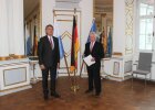 Regierungspräsident Axel Bartelt zusammen mit Georg Plecher, ehemaliges Mitglied des Stadtrats Burglengenfeld