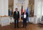 Regierungspräsident Axel Bartelt zusammen mit Johann Dechant, ehemaliger zweiter Bürgermeister des Marktes Regenstauf und ehemaliges Mitglied des Kreistags Regensburg