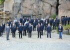 Regierungspräsident Axel Bartelt mit den Oberpfälzer Feuerwehrführungskräften vor Burg Falkenberg 