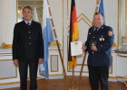 Kreisbrandmeister Konrad Hoch aus Neunburg vorm Wald mit Regierungspräsident Axel Bartelt