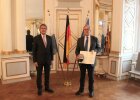 Regierungspräsident Axel Bartelt zusammen mit Franz Mädler, Mitglied des Kreistags Amberg-Sulzbach und ehemaliger Erster Bürgermeister der Gemeinde Ursensollen