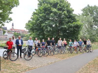 Teilnehmerinnen und Teilnehmer der Fahrradexkursion zum Thema Flächensparen am Regenufer in Cham