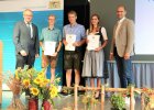 Bild der drei jahrgangsbesten Azubis zusammen mit Bereichsleiter „Ernährung und Landwirtschaft“ an der Regierung der Oberpfalz, Johannes Hebauer und Ely Eibisch, stellv. Bezirkspräsident Oberpfalz des Bayerischen Bauernverbandes