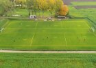 Fußballplatz mit Kindern und Linien von oben, wodurch eine beispielhafte Bebauung gezeigt werden soll.