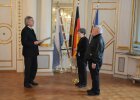 Regierungspräsident Axel Bartelt übergibt die Pflegemedaille an Elisabeth und Hermann Schanzer