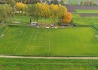 Fußballplatz mit Kindern und Linien von oben, wodurch eine beispielhafte Bebauung gezeigt werden soll.