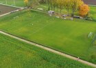 Fußballplatz mit Kindern und Linien von oben, wodurch eine beispielhafte Bebauung gezeigt werden soll.