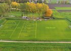 Fußballplatz mit Kindern und Linien von oben, wodurch eine beispielhafte Bebauung gezeigt werden soll.