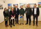 Regierungspräsident Walter Jonas (4. v.li.) mit den drei Erstplatzierten Sebastian Göltl (3.v.re.), Florian Brunner (2.v.re.) und Corinna Traub (3.v.li.) mit dem Team des Flächensparmanagements Markus Roth (re.), Patrick Dichtler (2.v.li.) und Sofia Bösl (li.)