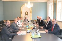 Die neue Spitze des Bauernverbandes in der Oberpfalz beim Treffen an der Regierung der Oberpfalz: (v. l.) BBV-Direktor Peter Huber, stellvertretender Bezirkspräsident Michael Gruber, Bezirkspräsident Ely Eibisch, Bezirksbäuerin Rita Götz, stellvertretende Bezirksbäuerin Irmgard Zintl, Bezirksgeschäftsführer Hubert Hofmann, Bereichsleiter Ernährung und Landwirtschaft, Johannes Hebauer, Regierungspräsident Walter Jonas, Regierungsvizepräsident Florian Luderschmid, Bereichsleiter Umwelt, Gesundheit, Verbraucherschutz, Horst Schmid.