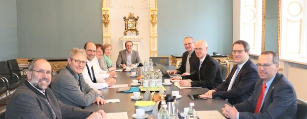 Die neue Spitze des Bauernverbandes in der Oberpfalz beim Treffen an der Regierung der Oberpfalz: (v. l.) BBV-Direktor Peter Huber, stellvertretender Bezirkspräsident Michael Gruber, Bezirkspräsident Ely Eibisch, Bezirksbäuerin Rita Götz, stellvertretende Bezirksbäuerin Irmgard Zintl, Bezirksgeschäftsführer Hubert Hofmann, Bereichsleiter Ernährung und Landwirtschaft, Johannes Hebauer, Regierungspräsident Walter Jonas, Regierungsvizepräsident Florian Luderschmid, Bereichsleiter Umwelt, Gesundheit, Verbraucherschutz, Horst Schmid. Die neue Spitze des Bauernverbandes in der Oberpfalz beim Treffen an der Regierung der Oberpfalz: (v. l.) BBV-Direktor Peter Huber, stellvertretender Bezirkspräsident Michael Gruber, Bezirkspräsident Ely Eibisch, Bezirksbäuerin Rita Götz, stellvertretende Bezirksbäuerin Irmgard Zintl, Bezirksgeschäftsführer Hubert Hofmann, Bereichsleiter Ernährung und Landwirtschaft, Johannes Hebauer, Regierungspräsident Walter Jonas, Regierungsvizepräsident Florian Luderschmid, Bereichsleiter Umwelt, Gesundheit, Verbraucherschutz, Horst Schmid.