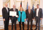 Regierungspräsident Walter Jonas (1.v.l.) mit dem Geehrten Klaus Meyer (2.v.l.), Ehefrau Brigitte Meyer (3.v.l.), dem stv. Landrat Günther Kopp (2.v.r.) und 2. Bürgermeister Christian Hebert (1.v.r.)