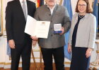 Regierungspräsident Walter Jonas, Hans Holler und Oberbürgermeisterin Gertrud Maltz-Schwarzfischer (v.l.)
