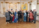 Regierungspräsident Walter Jonas (Mitte) empfing einen Teil des Ensembles der Neunburger Burgfestspiele „Vom Hussenkrieg“, Neunburgs 1. Bürgermeister Martin Birner (1.v.r.) und den Geschäftsleiter der Stadt, Georg Keil (2.v.r.h.) zu den Schirmherrenbitten im Spiegelsaal der Regierung der Oberpfalz. 