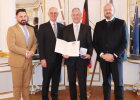 Regierungspräsident Walter Jonas (2.v.l.) mit dem Geehrten, Josef Arnold (2.v.r.), dem Landrat Andreas Meier (1.v.r.) und dem 1. Bürgermeister der Stadt Neustadt a.d.WN, Sebastian Giering (1.v.l)