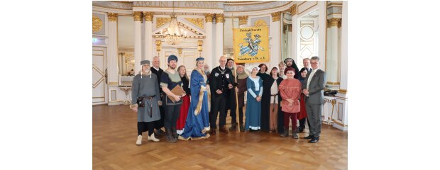 Regierungspräsident Walter Jonas übernimmt die Schirmherrenschaft für die Festspiele in Neunburg vorm Wald Festspiel-Team aus Neunburg vorm Wald beim Schirmherrenbitten an der Regierung der Oberpfalz