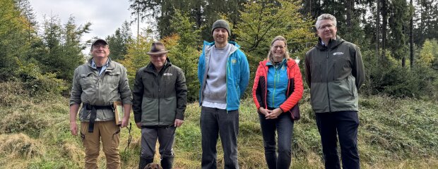 Kreuzotter-Kartierer Andreas Schmiedinger, Revierförster Hans Frisch, Lukas Feichmeier und Dr. Christina Meindl (Regierung der Oberpfalz) und Philipp Bahnmüller (Bayerische Staatsforsten, Forstbetrieb Schnaittenbach, v.li.) Kreuzotter-Kartierer Andreas Schmiedinger, Revierförster Hans Frisch, Lukas Feichmeier und Dr. Christina Meindl (Regierung der Oberpfalz) und Philipp Bahnmüller (Bayerische Staatsforsten, Forstbetrieb Schnaittenbach, v.li.)