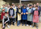 Stolz präsentieren die Schülerinnen, Schüler und Lehrkräfte der Klasse M7c der Mittelschule am Schlossberg Regenstauf mit der Ansprechpartnerin für das Projekt, Carmen Schmidhuber-Ebner (3. v. r. h.) die, unter Anweisung des Bäckermeisters Sebastian Schwarz, (5.v.l.h.) selbst gebackenen Kekse