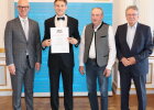 Regierungspräsident Walter Jonas mit dem Absolventen Daniel Schübel aus Marktredwitz (Landkreis Wunsiedel), dem Prüfungsausschussvorsitzenden Stefan Graf und Stellvertretendem Landrat Roland Schöffel aus Wunsiedel (v.l.)