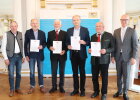 Regierungspräsident Walter Jonas (1.v.r.) und Prüfungsausschussvorsitzender Stefan Graf (1.v.l.) ehrten die ausgeschiedenen Prüfungsausschuss-Mitglieder Josef Völkl, Josef Wendl, Erwin Kiefner und Josef Wutz (v.l.) für ihr langjähriges, ehrenamtliches Engagement