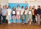 Regierungsvizepräsidentin Christiane Zürn (1.v.r.), Leiter des Sachgebiets Bildung in der Land- und Hauswirtschaft an der Regierung der Oberpfalz, Reiner Luber (4.v.l.h.) mit den Absolventinnen aus dem Landkreis Schwandorf und Ehrengästen
