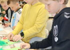 Schülerinnen und Schüler basteln im Workshop „Puppentheater“ ihre 
eigenen Handpuppen für die Abschlussvorführung auf der Bühne
