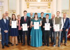 Regierungspräsident Walter Jonas (2.v.l.) mit den Absolventinnen und Absolventen (ab 
3.v.l.) Ulla Rustler, Lukas Härtl, Annkathrin Weiß, Peter Schrott und Lukas Legat aus dem Landkreis Tirschenreuth, dem Prüfungsausschussvorsitzenden Stefan Graf (3.v.r.) und Ehrengästen