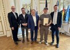 Regierungspräsident Walter Jonas mit dem Geehrten aus Willmering sowie den anwesenden Ehrengästen.