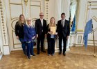 Regierungspräsident Walter Jonas steht mit der Geehrten Fanny Kretschmer, ihrer Mutter, ihrer Großmutter und Ehrengast im Großen Sitzungssaal der Regierung der Oberpfalz.
