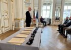 Regierungspräsident Walter Jonas steht am Rednerpult neben einem Tisch mit Urkunden und Medaillen und spricht zu den anwesenden Lebensretterinnen und Lebensrettern.