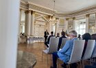 Regierungspräsident Walter Jonas steht am Rednerpult im Großen Sitzungssaal der Regierung der Oberpfalz und spricht vor den anwesenden Gästen der Ehrungsveranstaltung.