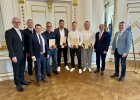 Gruppenfoto im Großen Sitzungssaal der Regierung der Oberpfalz: Regierungspräsident Walter Jonas steht mit den Geehrten aus dem Landkreis Neustadt a.d.Waldnaab und der Stadt Weiden sowie mehreren Ehrengästen.