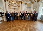 Gruppenfoto im Großen Sitzungssaal der Regierung der Oberpfalz: Regierungspräsident Walter Jonas steht mit den Geehrten aus dem Landkreis Cham und mehreren Ehrengästen.